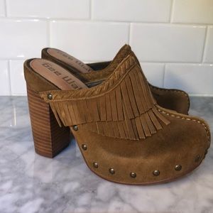 NWOT Gee WaWa suede tasseled wedge mule